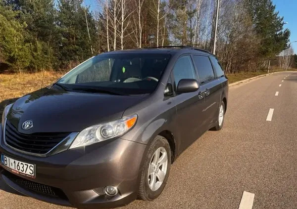 samochody osobowe Toyota Sienna cena 77000 przebieg: 98000, rok produkcji 2013 z Białystok